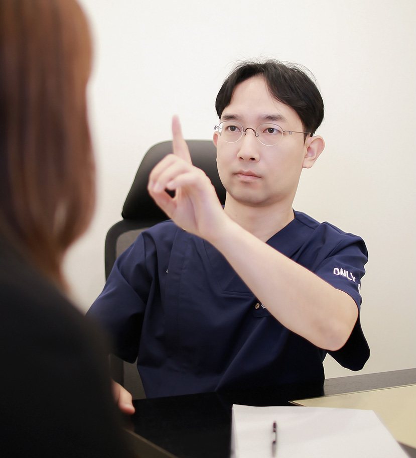 상담 중인 황진 대표원장