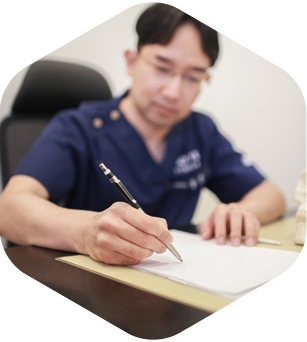 수술 계획을 적는 황진 대표원장