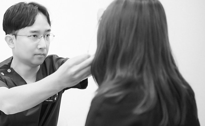 환자의 눈을 살피는 황진 대표원장