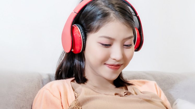 헤드폰으로 음악을 듣는 환자