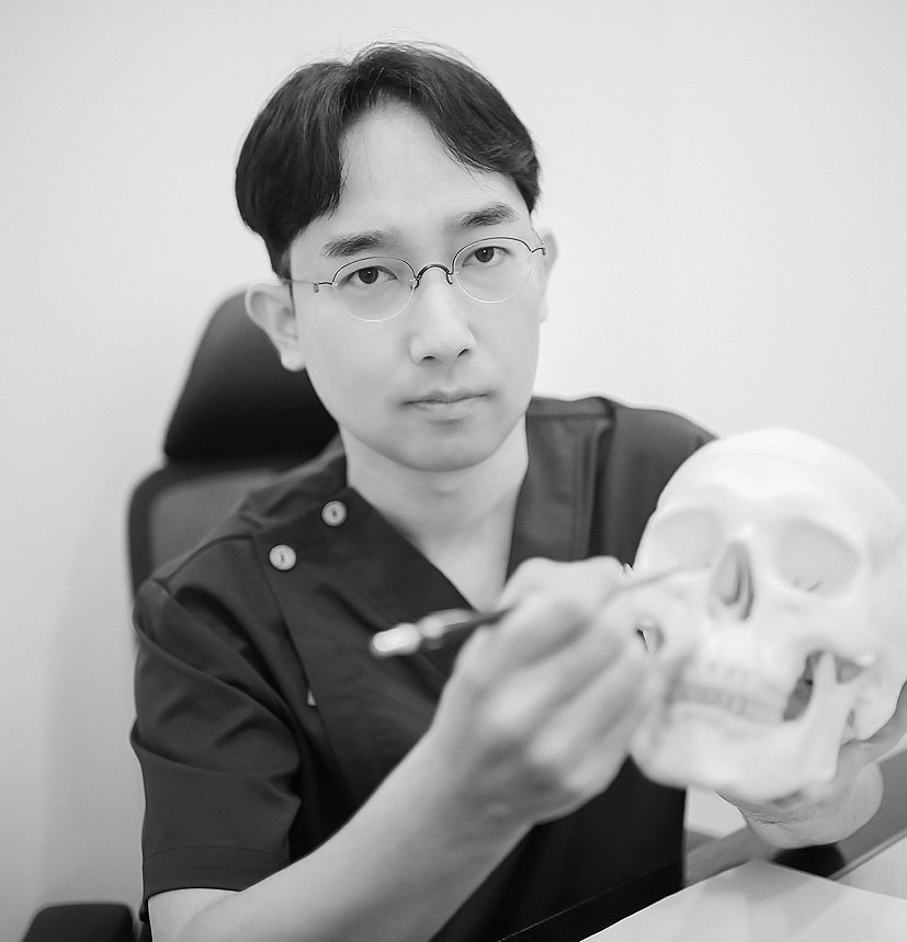 두개골 모형을 든 황진 대표원장