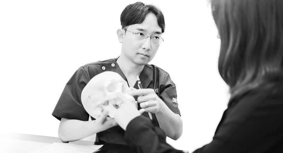 두개골 모형으로 상담하는 황진 대표원장